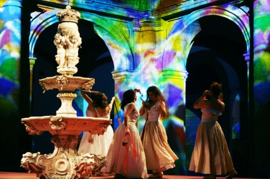 La fuente es el principal elemento escenográfico de la obra/sa