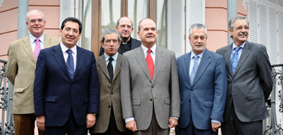 De cumplirse los planes de la Junta, el proyecto final se acercaría a la idea original del ex presidente Chaves de crear una gran caja andaluza. En la foto, con los presidentes de las cajas andaluzas hace menos de dos años/SA