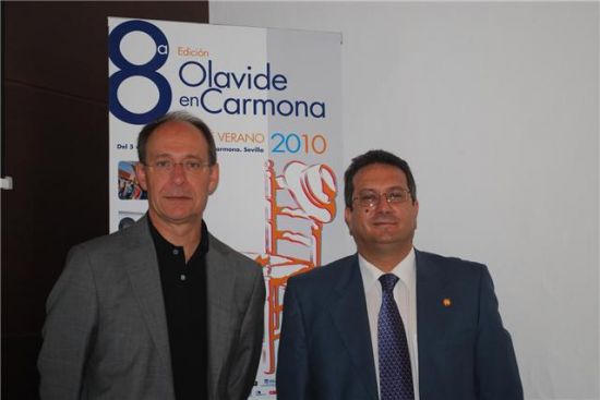 El Consejero de Medio Ambiente, junto al coordinador del curso en Carmona