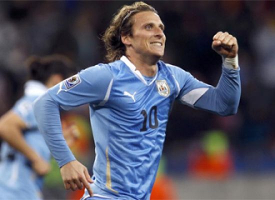 El nuevo Balón de Oro Diego Forlán / REUTERS