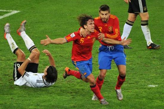 Puyol y Piqué celebran el gol que metió a España en la final del Mundial/AFP
