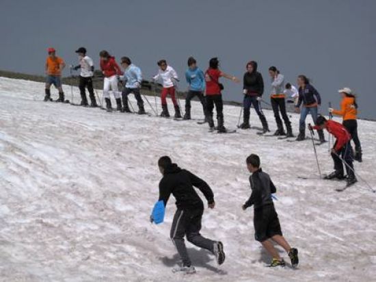 La nieve acumulada en la zona de Cauchiles, permite ver esta estampa durante el verano/Sierra Nevada