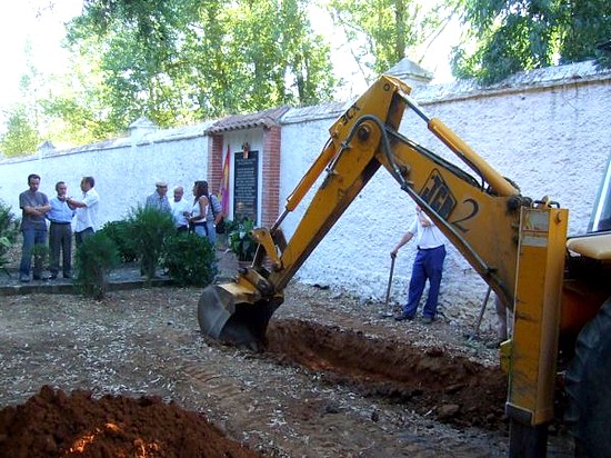 Esta mañana comenzaron las labores de exhumación de la fosa común de la Guerra Civil situada en el cementerio de Cazalla de la Sierra