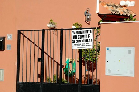 Los vecinos de la urbanización Señorío de Burguillos reclaman desde hace años la mejora de los equipamientos básicos / Juan C. Romero