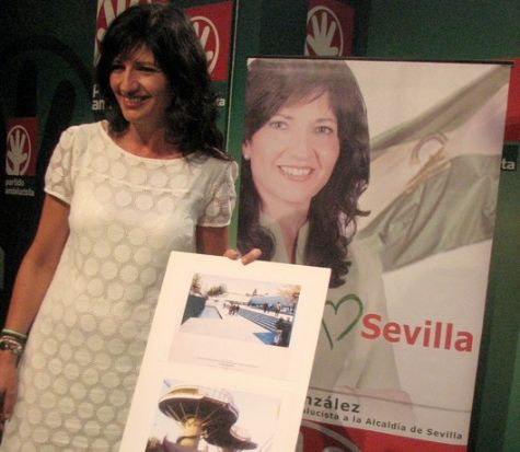 La candidata andalucista, Pilar González, durante la rueda ed prensa en la que indica la intención de llevar a la Justicia la gestión urbanística del proyecto Metropol Parasol de la Plaza de la Encarnación