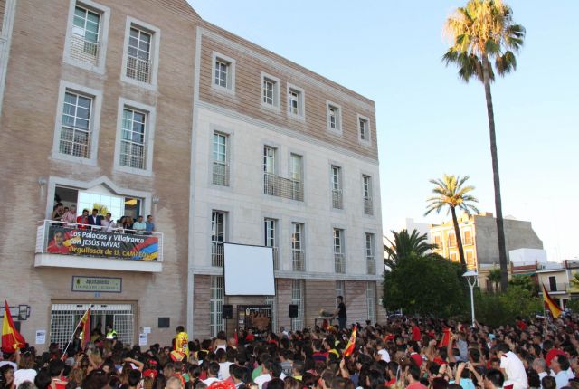 Miles de palaciegos recibieron a Jesús Navas a las puertas del Ayuntamiento/SA