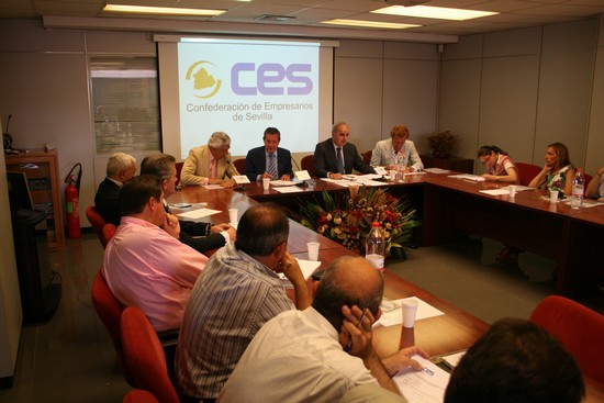 Momentos de la reunión mantenida por el CES ante el nuevo Plan de tráfico