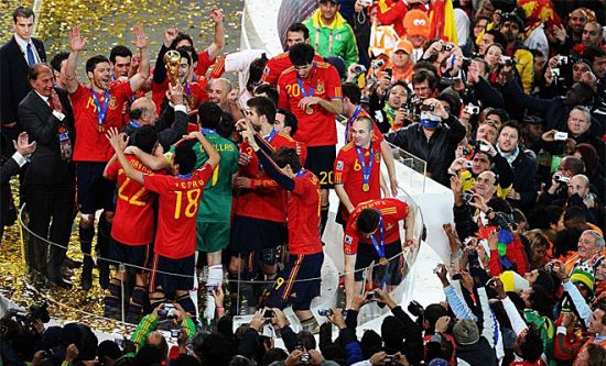 La Selección Española con la Copa del Mundo / MARCA
