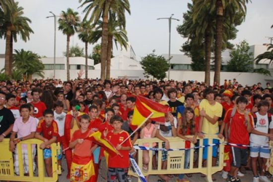 Unos 1.500 vecinos de Tomares disfrutaron del triunfo de España an las semifinales frente a Alemania/SA