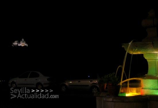 Vista panorámica de la Ermita de las Vírgenes desde el salón de celebraciones de la dehesa Yerbabuena en Castilblanco de los Arroyos / Juan C. Romero