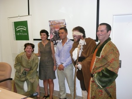 La diputada del Área de Turismo e Innovación de la Diputación de Sevilla, Dolores Bravo, y el alcalde de Alanís, Cecilio Fuentes, presentando las VII Jornadas Medievales de la Sierra Norte./SA