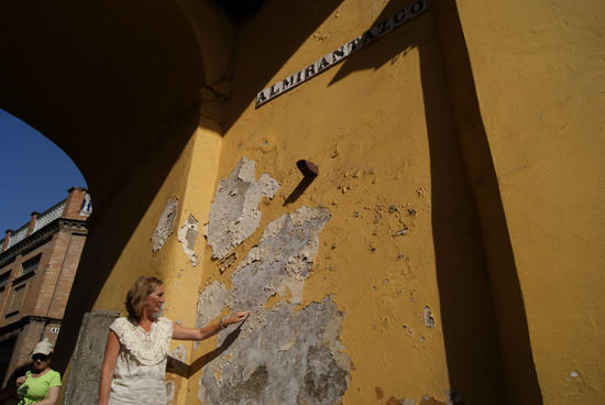 En el arco del Postigo han empezado a aparecer grietas superficiales