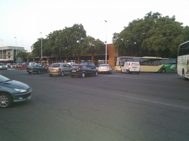 Centenares de conductores se acumulaban esta mañana en Torneo porque el corte del Paseo Colón les pillaba por sorpresa/C. Rivas