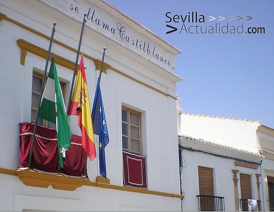 Las banderas ondean a media asta en el Ayuntamiento de Castilblanco de los Arroyos/Juan C. Romero