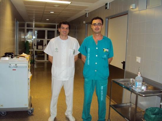 Francisco José Márquez Malaver, a la derecha, junto a Vicente de la Osa García, referente de cuidados de Hematología
