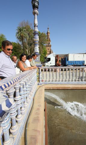 El alcalde ayer en el comienzo del llenado de la ría de la Plaza de España/SA