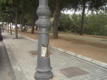 A una de las farolas de la barriada le falta la tapadera que recubre los cables/PP.
