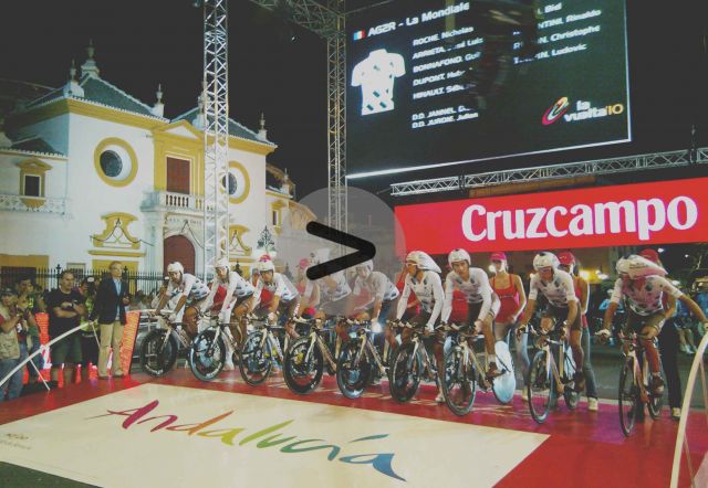 Vídeo del inicio de la Vuelta a España 2010, ayer en Sevilla/C.Rivas