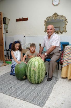 El Platero, mostrando su sandía de 44 kilos