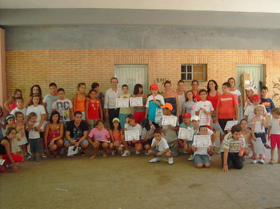 Foto de familia de varios de los jóvenes que han participado de la escuela de verano de Lora