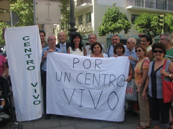 Pilar González junto a los vecinos de Casco Antiguo/ SA