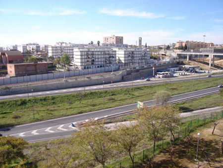 Imagen de la carretera que, según los estudios de Metro de Sevilla, es la responsable del ruido excesivo en la zona