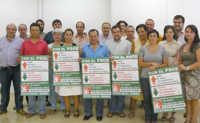 Lola Aquino, candidata andalucista en Alcalá, junto al secretario provincial José Antonio Sánchez y varios candidatos andalucistas en la provincia