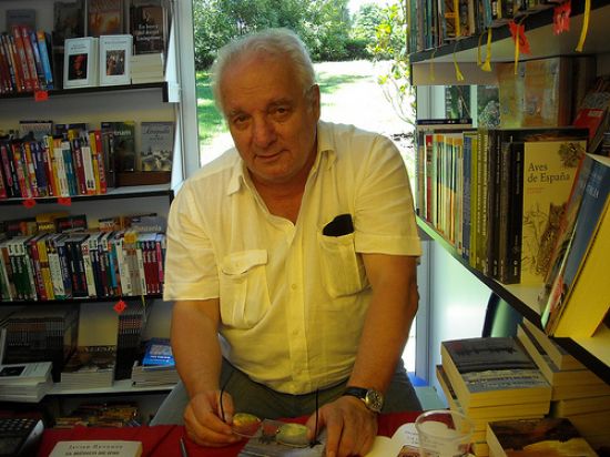 Javier Reverte tiene una prolífica carrera como periodista y escritor, cosechando un gran éxito con sus libros de viajes como la ‘Trilogía por África’. /Cruccone