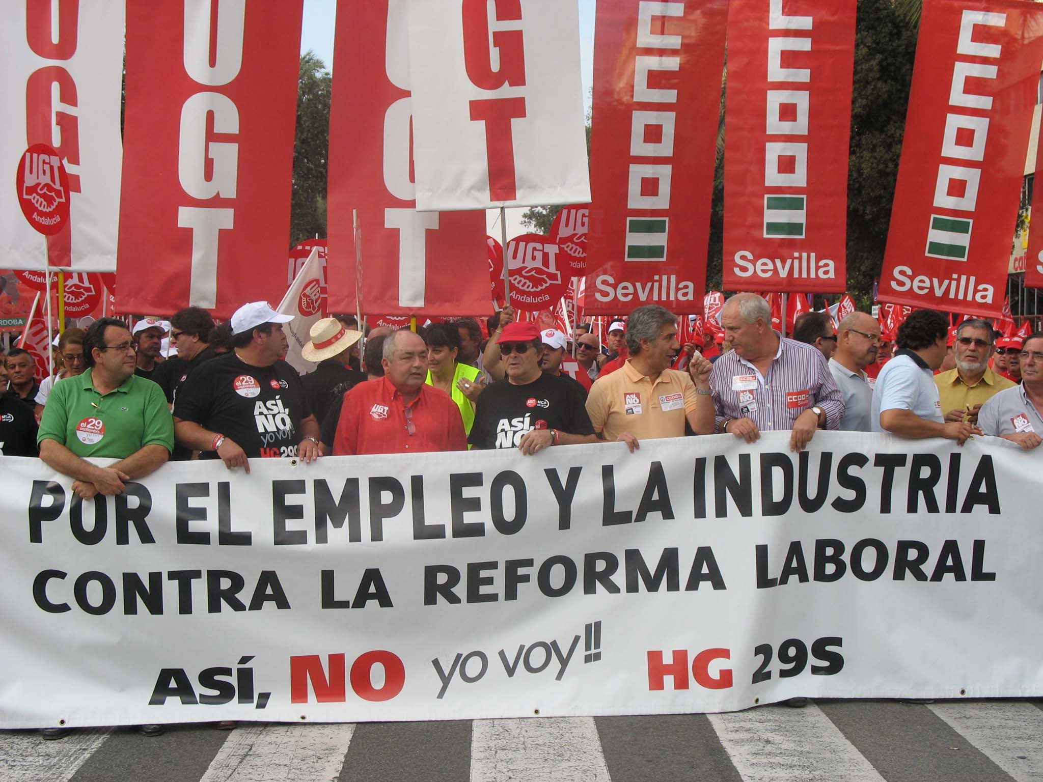 Los líderes sindicales de UGT y CCOO en Andalucía, Manuel Pastrana y Francisco Carbonero han encabezado la manifestación a la que han acudido hasta 5.000 trabajadores/UGT-A