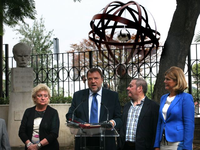 Alfredo Sánchez Monteseirín, acompañado de la delegada del distrito Los Remedios, Teresa Florido y del presidente de Civiliter, Benito Caetano,ambos a la derecha, y la delegada de Fiestas Mayores, Rosamar Prieto a la izquierda/SA