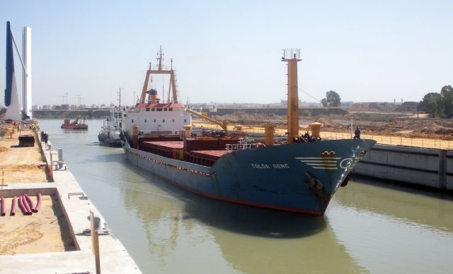 El Tolga Genc entró en la nueva esclusa, a las 13:00 horas de ayer