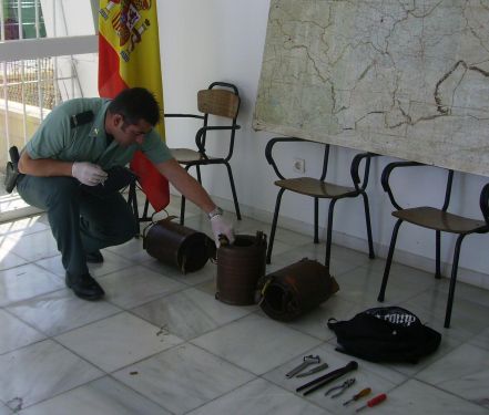 Agente de la Guardia Civil con lo sustraído en el hurto/SA.