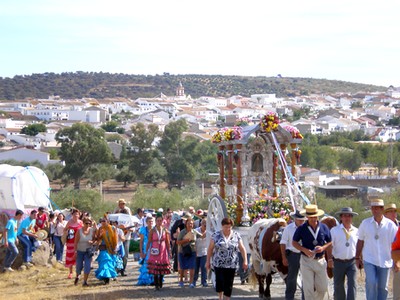 La Romería de Escardiel da lugar a una de las movilizaciones populares más importantes en Castilblanco de los Arroyos de camino hasta la blanca ermita / Juan C. Romero