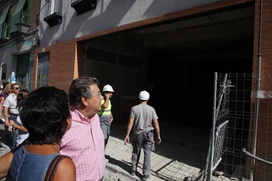 El portavoz del Grupo Popular, Juan Ignacio Zoido, ha visitado los aparcamientos, aún en construcción, de Mendigorría