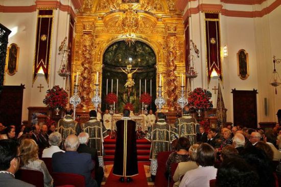 Momento del Pontifical del bendición del retablo del cachorro/ Luis Manuel Jiménez