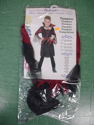 Disfraz de la bruja-vampiresa que ha sido retirado por la Consejería de Salud.