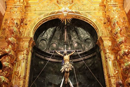 Momento en el que el Crucificado es colocado bajo el retablo/Luis Manuel Jiménez