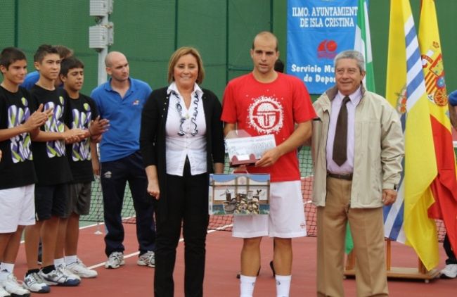 Agustín Boje junto a la alcaldesa de Isla Cristina y el presidente de la Federación Andaluza de Tenis/FAT