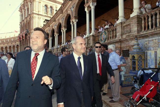 Los pitos y abucheos de los manifestantes impidieron que se escucharan los discursos de Chaves y Monteseirín
