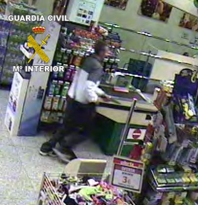 Las cámaras de seguridad del establecimiento registraron los movimientos de los atracadores