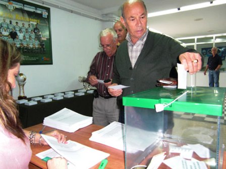Algunos socios béticos ejerciendo su derecho al voto/Rbb