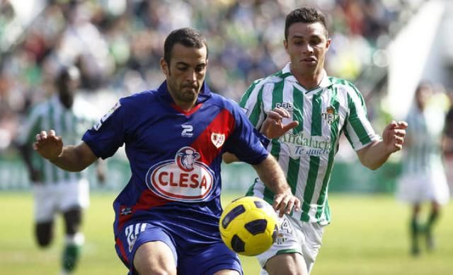 La igualdad del primer tiempo se rompió con los goles de Beñat y Castro/Antonio Pizarro