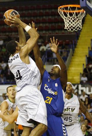 La defensa cajista estuvo acertada, como viene acostumbrando/Cajasol