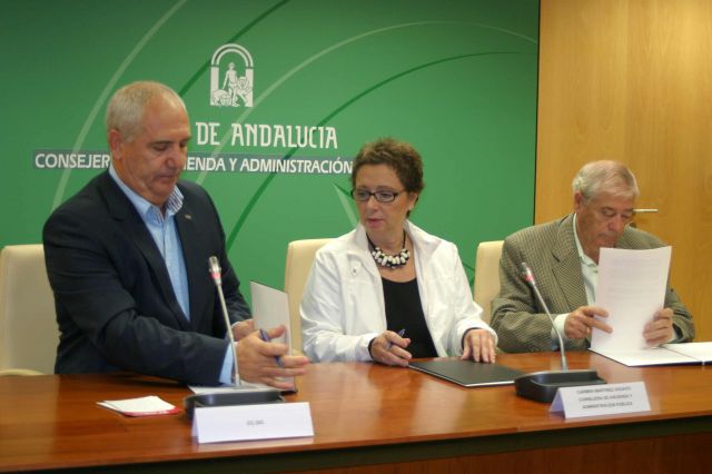 Francisco Carbonero, de CCOO, Carmen Martínez Aguayo, consejera de Hacienda y Administración Pública y Dionisio Valverde, de UGT