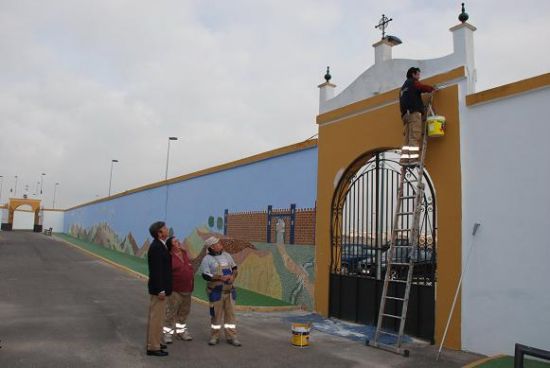 El cementerio de Tomares estrena nuevo nombre y un mosaico en uno de los muros exteriores