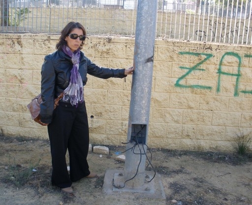 Entre los deterioros del parque de Rabesa están las farolas rotas con los cables a la intemperie/PA.