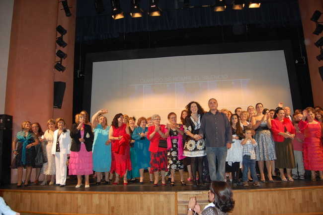 Decenas de vecinos alcalareños estuvieron presentes en el estreno de la película