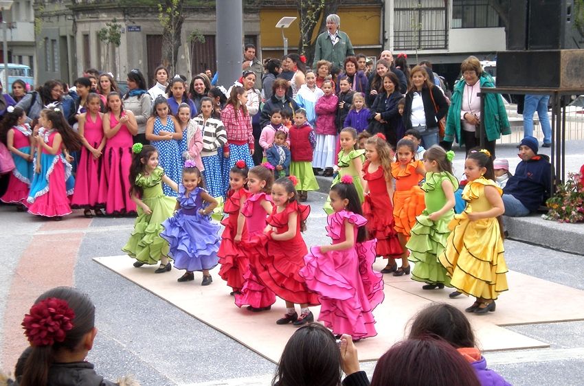 Por el tablao de la Feria de Abril- Tablao Flamenco de Uruguay pasaron numerosas escuelas de baile famenco que gozan de gran reconocimiento en Montevideo / Juan C. Romero