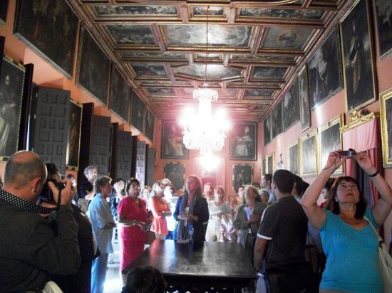 Los visitantes han podido conocer mejor siete edificios emblemáticos, como el Palacio Arzobispal (fotografia)