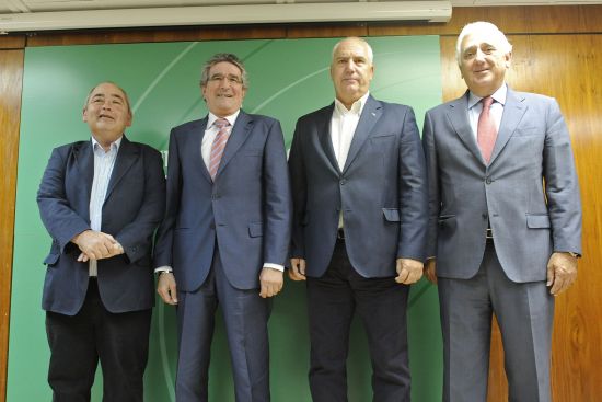 De izquierda a derecha: Manuel Pastrana, secretario general de UGT-A; José Luis Pizarro, consejero de Gobernación y Justicia; Francisco Carbonero, secretario general de CCOO-A; y Santiago Herrero, presidente de la CEA /SA